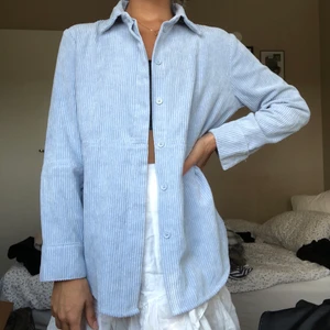 Skjorta  - Babyblå manchesterskjorta från Gina. Köpt i våras. Passar stl xs-m skulle jag säga. 