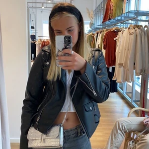 silvrig väska - dö cool silver väska. i nyskick och inga skador. bud startar på 110kr+ frakt🤍