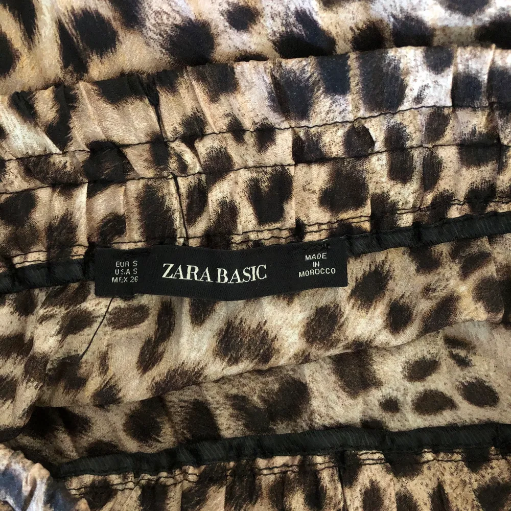 Säljer min älskade kjol från Zara, som jag tyvärr växt ut:( Den sitter superfint och skönt, har varit en stor favorit hos mig. Storlek S. Frakt tillkommer💕. Kjolar.