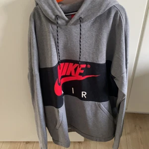 Nike kofta -  Nike hoodie jag använt 2 gånger passar perfekt och är väldigt varm i nyskick köptes för 749 kronor på JD i London  