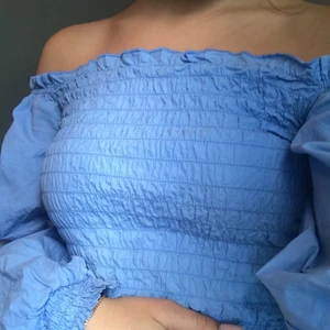 Blå topp - Blå jättegullig tröja/topp. Tyget känns lite lakan-aktigt så den är väldigt luftig, speciellt med de fina puffärmarna. Är i storlek XS men passar definitivt S.