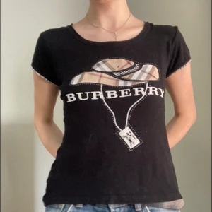 Super Y2k burberry t shirt  - Väldigt enkel men snygg tröja från burberry (förmodligen fejk) köpte på plick för typ 1,5 år sedan. Använder aldrig men den förtjänar en plats i någons garderob. Frakt blir 37kr💕