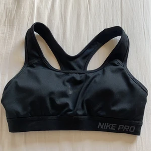 Nike sport bh - En sport bh från Nike. Aldrig använt endast testat den för att se ifall storleken passar. Nypris 297,00 kr. Storlek är xs men kan passa en person som bär på storleken s