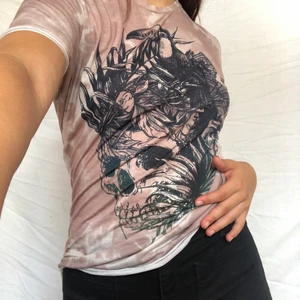  beige tiedye T-shirt med tryck  - Cool tiedye T-shirt med Nice tryck! Visas på en m men passar xs-m beroende på önskad passform. Gott second hand skick utan synliga defekter. Köpare står för 48kr frakt