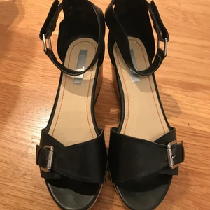 Klacksko i läder med nitar - Kilklacksskor i nyskick. Svart läder med nitar