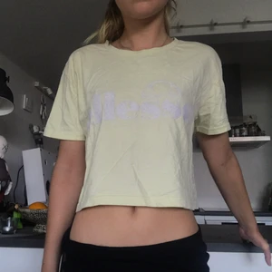 ellesse - Croppad T-shirt ifrån ellesse. Ljus färg. T-shirten är lite skrynklig då den legat nere i låda.