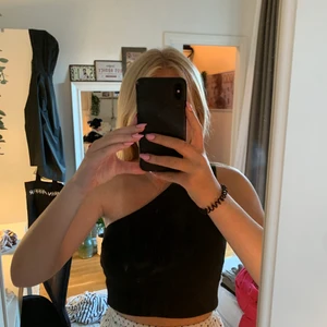 Linne med off shoulder  - Svart linne med off shoulder. Hur fint som helst!