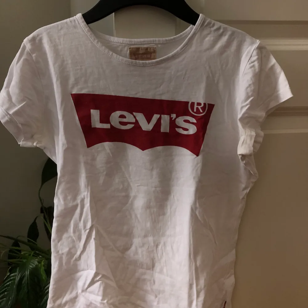 Fin t-shirt från levi’s. Fint skick, inte så väl använd. Storlek 16 år men passar xs och s.. T-shirts.
