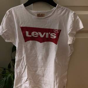 Fin t-shirt från levi’s. Fint skick, inte så väl använd. Storlek 16 år men passar xs och s.