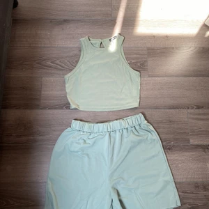 Grönt set💚🍃 - Jättefint grönt set säljs för 100kr plus frakt i storlek M💚😍 Det är oanvänt och det går att köpa tröja och byxor separat till billigare pris också!  