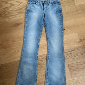 Lågmidjade jeans från G-star  - Snygga lågmidjade jeans från G-star. Säljer då de är för små för mig som vanligtvis bär w:26/w:27. Därav lite små i storleken och har därför inga bilder med jeansen på. Midjemått: 76 cm. Innerbenslängd: 80cm. 250 kr vid direktköp. Frakt ingår i priset.