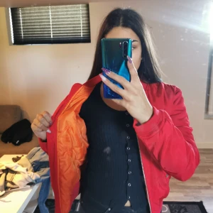 Bomberjacka  - Röd bomberjacka. Orange insida 