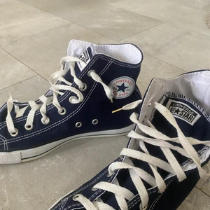Marinblå/Svarta Höga Converse - Storlek: 39, använda fåtal gånger, säljer pga att de aldrig kommer till användning, köparen står för frakt 