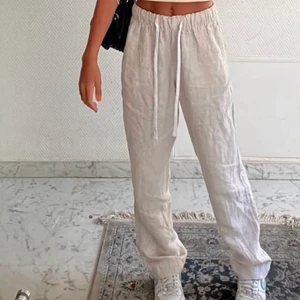 Linnebyxor - Jättefina linnebyxor, använda fåtal gånger. Säljer pågrund av att jag tycker de är lite för korta på mig som är 175. Storlek m, men passar bra på mig som har s också🤍🤍🤍🤍 (första lånad bild) buda i kommentarerna HÖGSTA BUD: 250