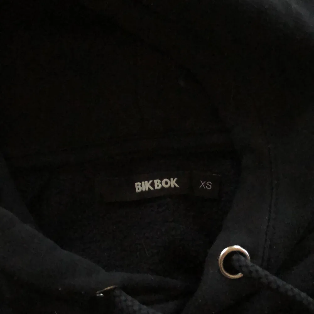 Svart hoodie från bikbok i strl XS men passar också S. Använd ett par gånger men är i fint skick.. Tröjor & Koftor.