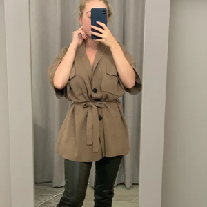 KOFTA/TRÖJA FRÅN ZARA - Slutsåld kofta/tröja från Zara! Super snygg verkligen men känner inte att den kommer till användning eller passar mig. Använd ett fåtal gånger 🧚🏼‍♀️ Vid flera intresserade förekommer budgivning. 🤍 Frakt är inte inkluderat i priset!! 