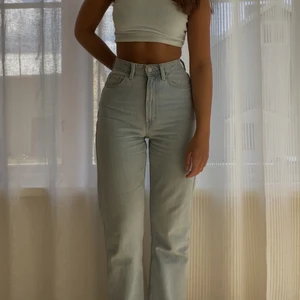 💙Weekday jeans💙 - Jeans från Weekday, i modellen ROWE Split och tvätten Blue Hill med slits nedtill (se bild 3). Storlek 26, så passar XS/S. Väldigt bra skick då jag knappt använt dem💕💕 Hör av dig för fler bilder!