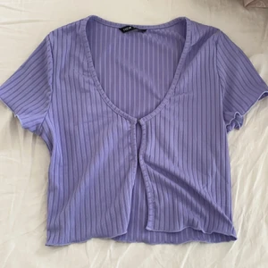 Lila topp trån SHEIN i storlek M - Lila topp från SHEIN. Den är aldrig använd endast provad, och då den inte passade mig säljer jag den. Den har stretch