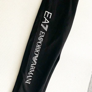 Emporio Armani mjukisbyxor - Dessa otroligt snygga och bekväma Armani byxorna från JDsports är fortfarande i nyskick! Tycker att dessa sitter så bra på kroppen och ger bra form på rumpan, men tyvärr är detta inte min stil så hoppas någon annan älskar dom🤍