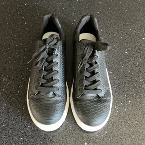 Skor - As snygga skor i ormskinn, använda en gång!😇 skorna är i storlek 39!