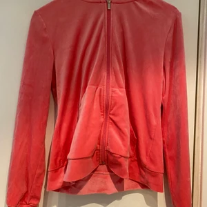 Huddie Gina Tricot - Mycket fint skick. Lågt pris då band i luvan saknas 