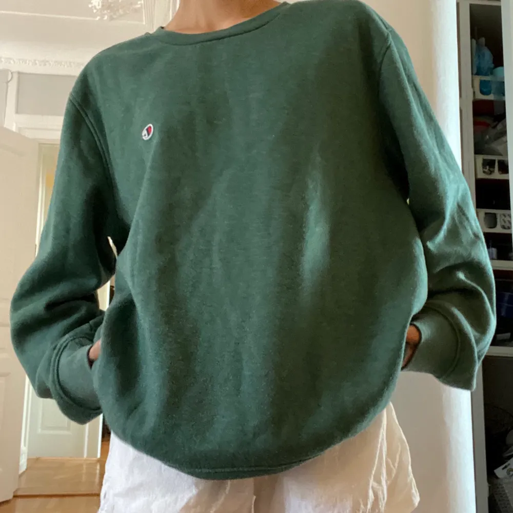 Jättemysig grön oversized Champion sweatshirt. Använd men i bra skick! Nypris: 500kr. Tröjor & Koftor.