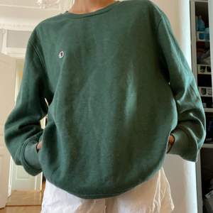 Jättemysig grön oversized Champion sweatshirt. Använd men i bra skick! Nypris: 500kr