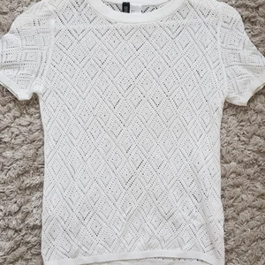 Vit topp - Bra skick. Passar ej därav säljer jag den❤