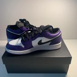 Jordan 1 Court Purple Low  - J1 Court Purple Low /// Skick: 9/10 /// Storlek: 40 /// Pris: 1200kr
