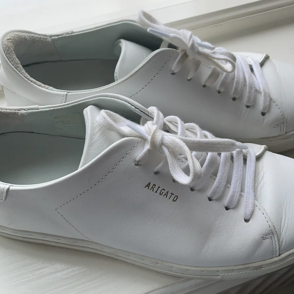 Skon heter ”Clean 90 sneaker - white leather” Köpta 2018 på butiken i Stockholm men de har bara används ett fåtal gånger. Superfint skick, ser nästan helt nya ut. Kartong, påse och dustbag finns kvar även kvittot. Köpte dessa för 1700 kr. 🥺🥺💞💞❤️❤️❤️. Skor.