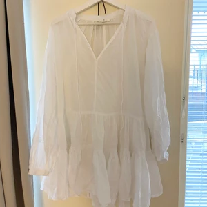 Strandklänning, H&M - En vit volangklänning från H&M. Aldrig använd. Storlek XS, men är väldigt ”vid” så passar garanterat S/M. 