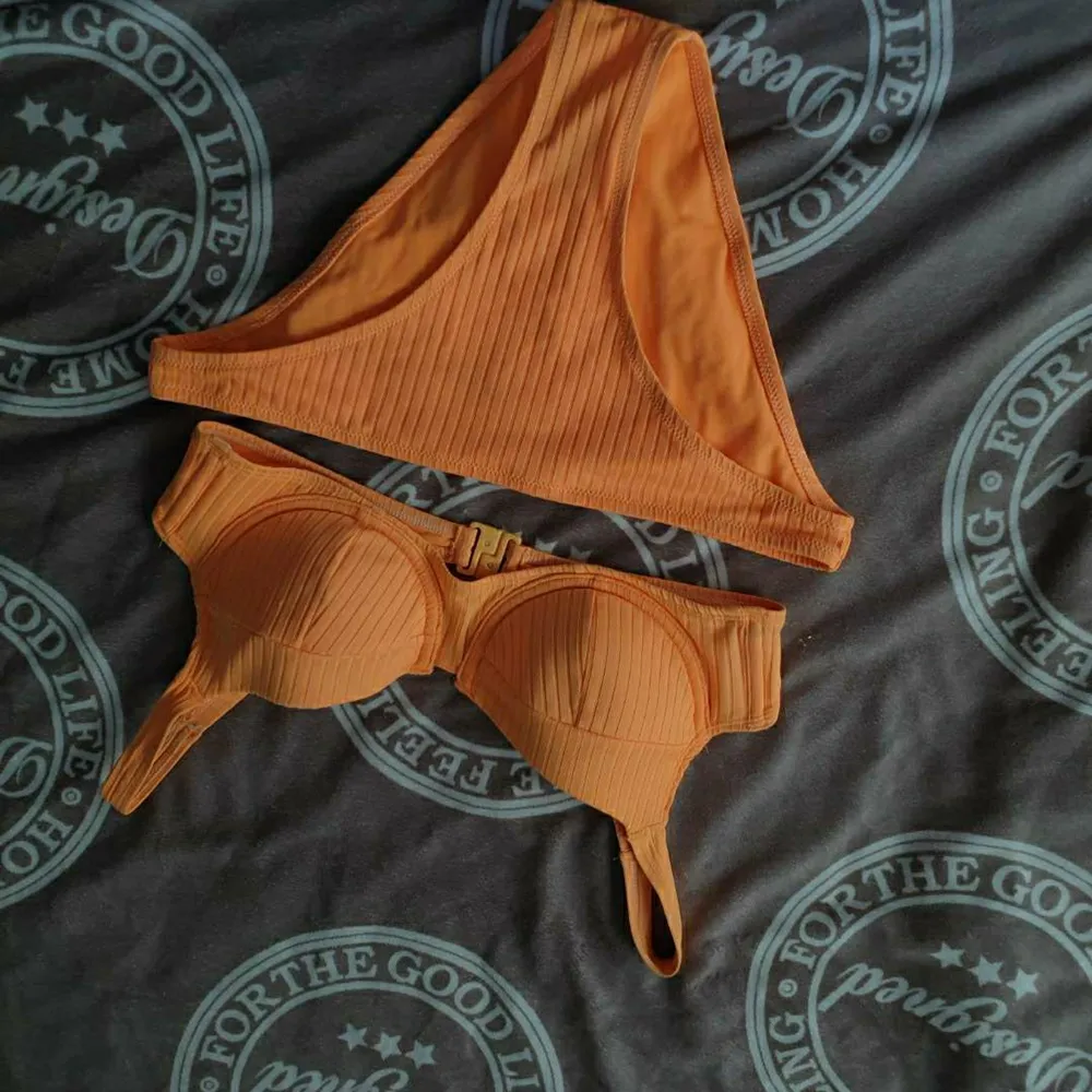 Orange super fin bikini i gott skick från cubus endast testad ett fåtal par gånge, super fin passform. Storlek 34 i underdelen och 34 i överdelen. Kan skickas eller mötas upp i nyköping eller alternativt gnesta. Köpare står för frakt.. Övrigt.