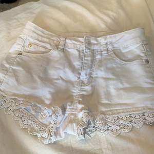 Vita shorts med detaljer längst ner, sköna i storlek 152. Väldigt härliga att ha på sommrar. frakt ingår. Tvättar såklart innan frakt.
