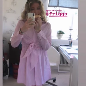 Malina klänning - Superfin rosa randig klänning från By Malina. Använda en gång så den är som ny! Mer och bättre bilder kan skickas, lägger även in mer bilder här i annonsen imorgon söndag. 🌸