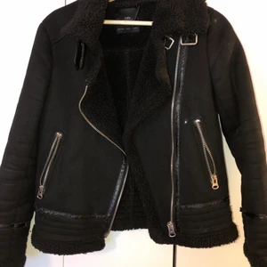 Jacka - Bälte uppe och nere jätte slitna 