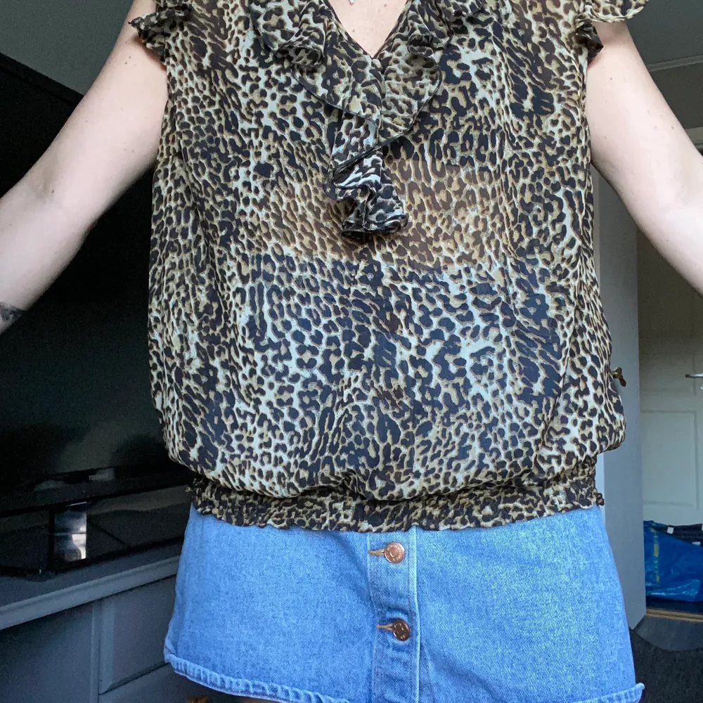Transparent leopard topp. Den är knappt använd och i jättegott skick. 🦋🦋. Yläosat.