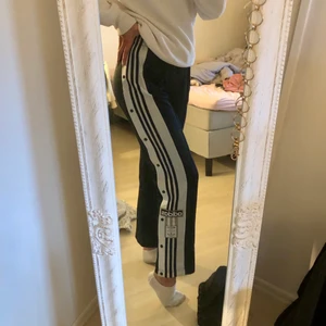 Adidas byxor med knappar i sidan  - Supersköna adidas byxor med knappar i sidan i storlek 40 (passar även 38 eller 42). Kommer tyvärr inte till användning längre :(( köpare står för frakt. Kan även mötas upp :) Budning i kommentarerna!