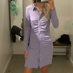 Lila klänning  - Säljer nu min superfina lila klänning ifrån hm! Slutsåld online o finns bara i vissa fysiska butiker. Storlek Xs! Använd 1 gång, säljer den då jag köpte en annan storlek större för jag ville ha den lite mer ”overzise”💜  frakt tillkommer på 66kr