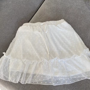 Vit kjol volang - En väldigt fin kjol från shein med härligt material💕