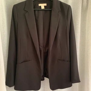 Kavaj - Svart kavaj. Sparsamt använd. Säljs i befintligt skick. 