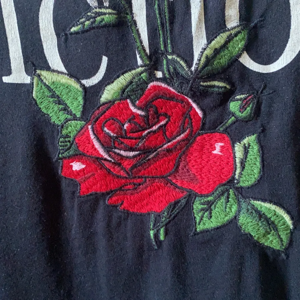T-shirt från bershka med tryck och broderade rosor 🌹 . T-shirts.