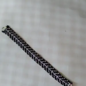 Ett hemma gjort armband som jag har gjort är typ 18 cm. Pris är 100 kr