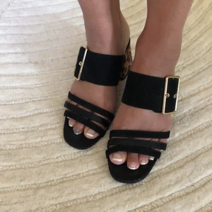 Snygga slippers med mönstrad klack - Dessa slippers är så snygga o sköna att gå i då det är lagom hög klack på dem. Köpta från River Island