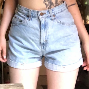 Levis shorts  - Söta ljusblå levis shorts, står ingen storlek men passar mig perfekt som har typ 38/M i byxor 💞💞💞