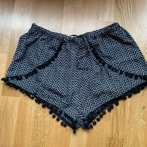 Shorts  - Fina shorts från Bikbok i lite glansigt material 💕 Storlek M men passar mer S 💕