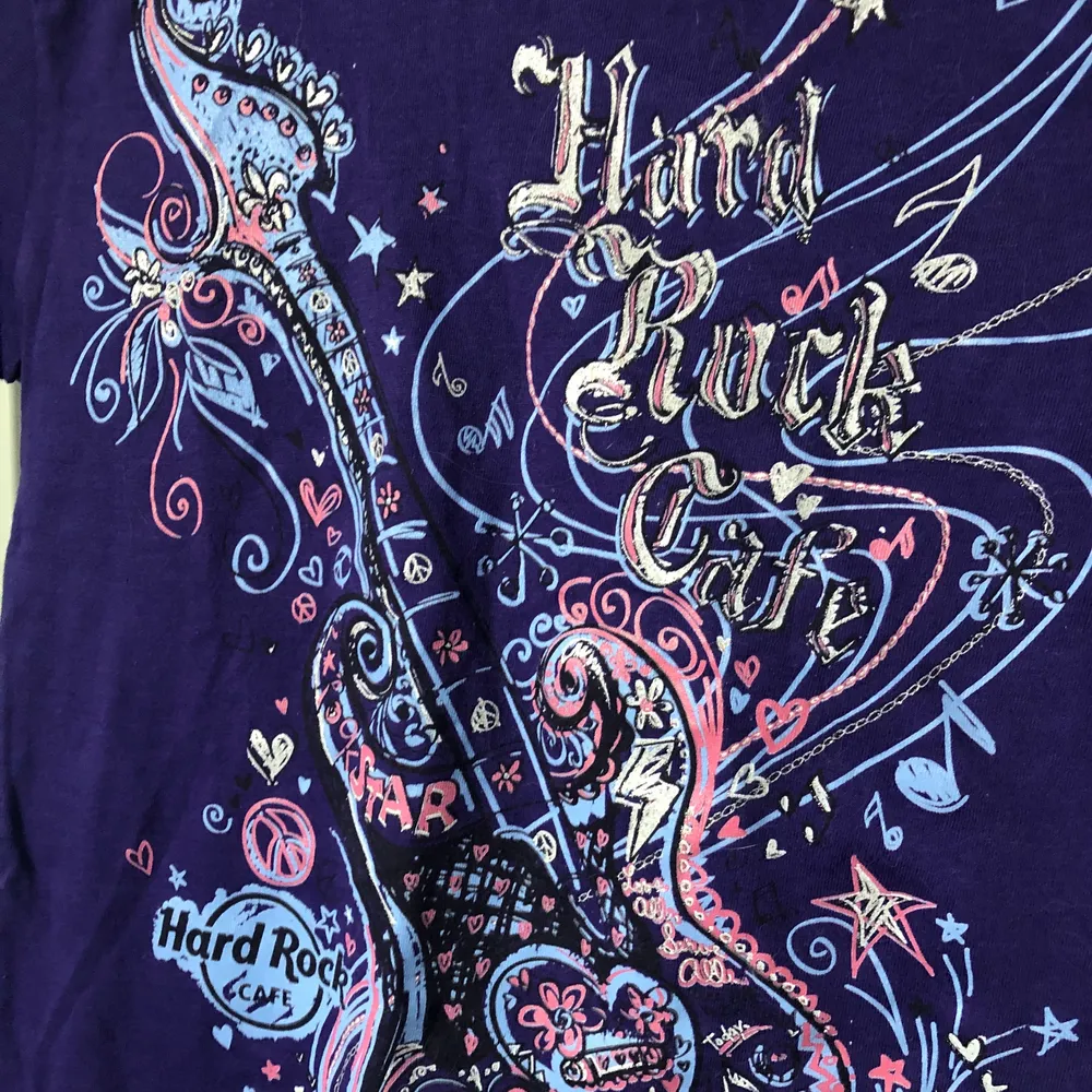 En helt ny hardrock café T-shirt, helt oanvänd. Säljer pga väldigt missvisande av storlek (deras storlekar brukar generellt vara små), beställde i L men denna är mer Xs / S Max M. Super fin!!! Frakt tillkommer.. T-shirts.