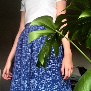 Blå prickig kjol - Jättefin mellanlång kjol från second hand i New York. Bra kvalité och knappt använd. Går till knäna. Storlek M men har resår i midjan! 