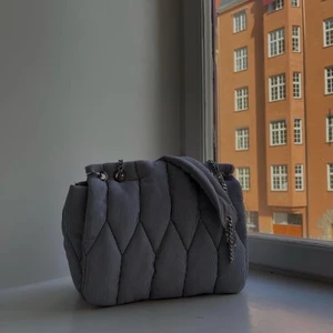 Väska från zara - Helt nya väska från zara. Säljer för att jag inte får någon användning för den. Väskan är stor och man får plats med mycket! Pris kan diskuteras. Bilderna lånade från Molly Malhotras instagram. 