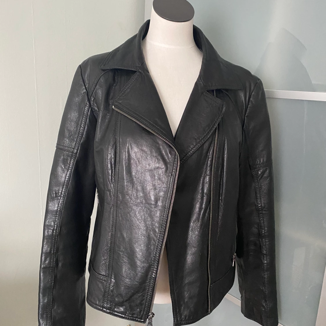 Guess skinnjacka mycket bra skick XL svart