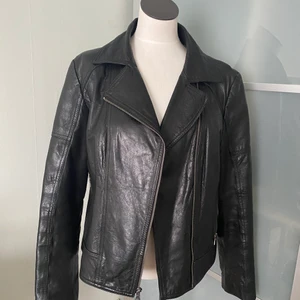 Guess skinnjacka mycket bra skick XL svart  - Material: 100% Leather   Färg: Black   Storlek: XL   Skick: Fint begagnat skick  Köpt från Maria Ellen second hand därav billigt pris den var alldeles för stor på mig passar en L/XL